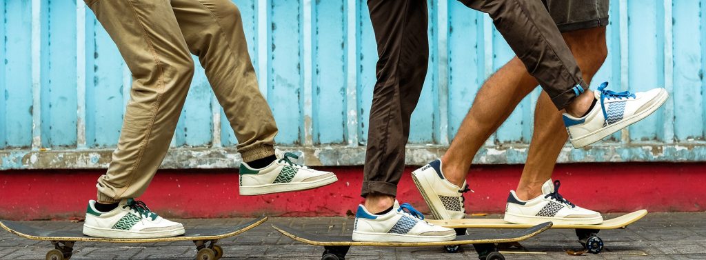 Pieds habillés de baskets, positionnés sur des skateboards